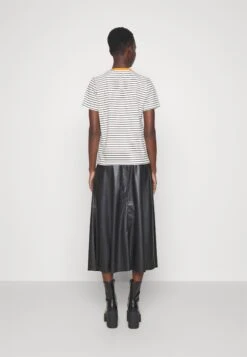 Anna Field T-Shirt Con StampaBlack/Off-White/Orange Donna T-shirt E Top AN621D19F-Q11 10 Anna Field T-Shirt Con StampaBlack/Off-White/Orange Donna T-shirt E Top AN621D19F-Q11 -Moda Sconto a30f4544ae0e45f9a4b36b7b97de7d19