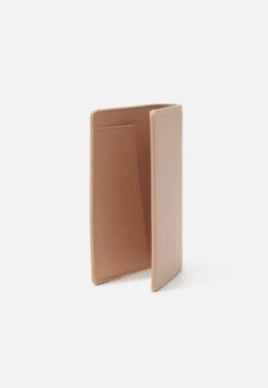 Anna Field Passport Case And Luggage Tag SetCustodia Per PassaportoPink Donna Portafogli E Portachiavi AN651F04H-J11 -Moda Sconto d079b8e17ea5479bb64b5ac0db05ed70