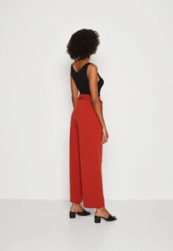 Anna Field PantaloniDark Red Donna Pantaloni AN621A070-G11 -Moda Sconto d7626289b75b4f48bb6345a2c687881f